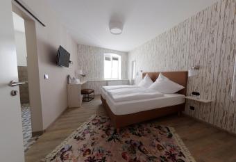 Hotel - Weinbar FAHR AWAY allows 18 year olds to book a room
