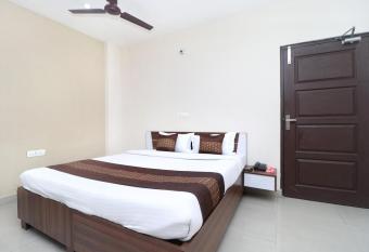 Super OYO Collection O Hotel Inderprasth allows 18 year olds to book a room