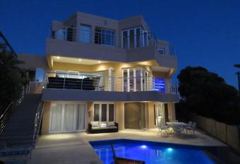 Gull on the Bay Boutique Guest House allows 18 year olds to book a room