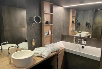 Le Florentin has rooms with a private hot tub