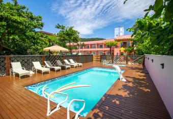 Pousada Ba  a dos A  ores allows 18 year olds to book a room