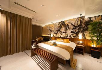           Tiger & Dragon                             has Smoking rooms