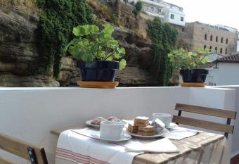 Casa Bajo la Roca has Balcony rooms