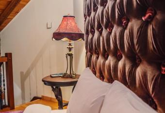 Montecristo Chalet has rooms with a private hot tub