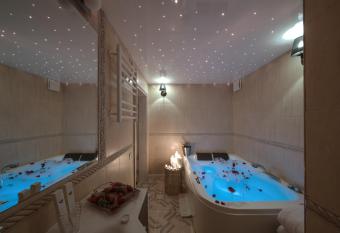 Deluxe Jacuzzi Apartment allows 18 year olds to book a room