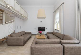 Horizon Apartments - Rezydencja Radziwi    owska has rooms with a private hot tub