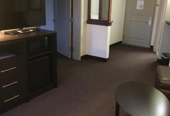 AmericInn by Wyndham Fairfield has rooms with a private hot tub