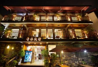 Hangzhou Xihu Qinghe Hostel has Balcony rooms