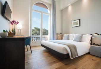 7Florence allows 18 year olds to book a room