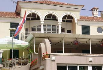 Room and Apartment Perlica has Balcony rooms