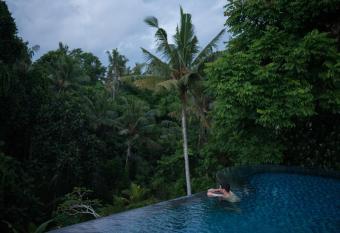 Tirta Arum has rooms with a private hot tub