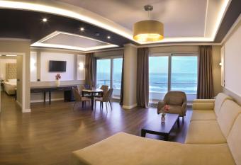 Premium Beach Hotel has rooms with a private hot tub