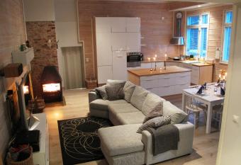 Large Family Apartment UNELMA - Tahko, Palju, BBQ, Sauna, WiFI, PetsOK, Budget, Wanha Koulu Tahkovuori has rooms with a private hot tub