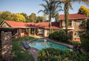 Serene Guest Manor has Balcony rooms