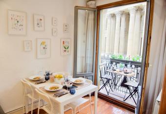 TOP APARTMENT frente a la Catedral allows 18 year olds to book a room