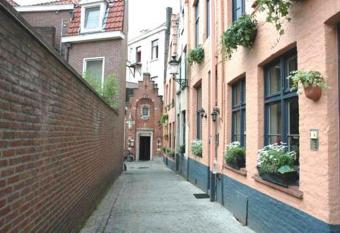 Hotel Leopold allows 18 year olds to book a room