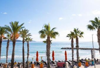 Hotel La Ciotat - A deux pas de l eau has Balcony rooms