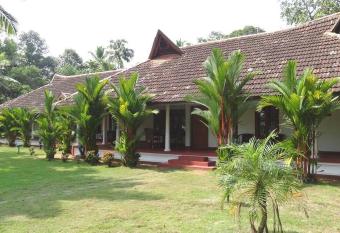 Kovilakam Lakeside Villa has Balcony rooms