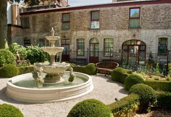 Hotel Jan Brito allows 18 year olds to book a room