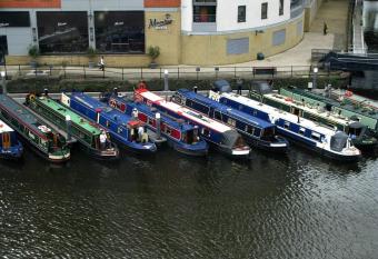 Leeds City Apartment has Balcony rooms
