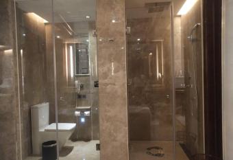 Ramada Plaza Qiandeng Kunshan has rooms with a private hot tub