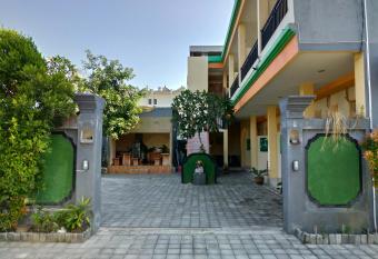 Beji Ayu Homestay allows 18 year olds to book a room