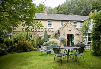The Kingslodge Inn - The Inn Collection Group allows 18 year olds to book a room
