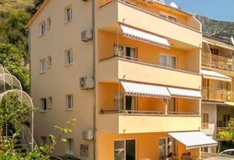 Apartment Marta has Smoking/Balcony rooms