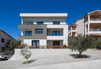 Lemechi Casa Girasole Apartments has Balcony rooms