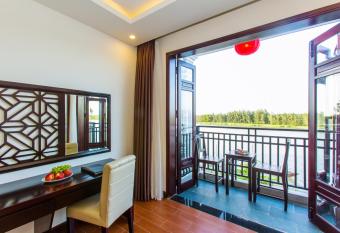 Pearl River Hoi An Hotel & Spa has rooms with a private hot tub