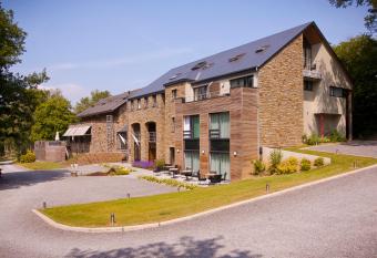 Hotel - La Grande Cure allows 18 year olds to book a room