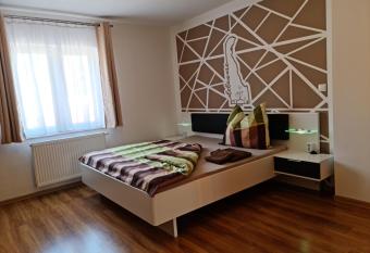 Pension Sonnwendgasse allows 18 year olds to book a room