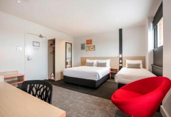 Nightcap at Camp Hill Hotel has Balcony rooms