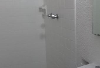 Hotel de los reyes allows 18 year olds to book a room