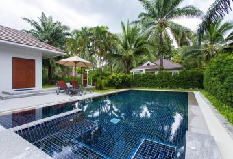 Alisea Pool Villa Aonang has rooms with a private hot tub