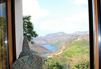 Oak Cottage has Balcony rooms