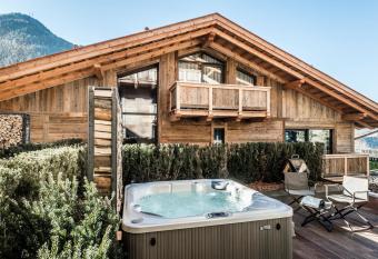 Hotel Montchalet has rooms with a private hot tub