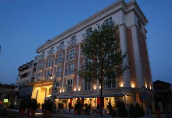 Hotel Hymeti s Palace allows 18 year olds to book a room