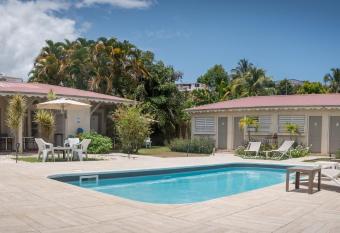 H  tel Les Bananiers allows 18 year olds to book a room