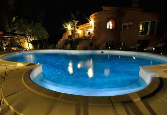 L Ecureuil de l Est  rel allows 18 year olds to book a room