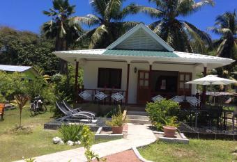 Agnes Cottage - Emerald allows 18 year olds to book a room