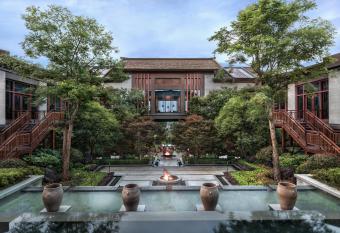 Anantara Guiyang Resort has rooms with a private hot tub