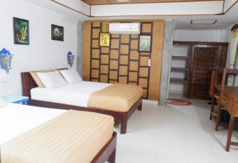Bamboo Bungalows has Balcony rooms