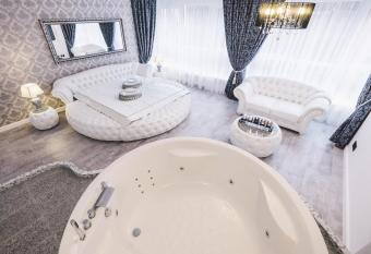 Jacuzzi Romantic Apartment allows 18 year olds to book a room