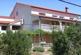 Apartmani Roza Lopar has Balcony rooms