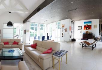 Villa Castoria has Balcony rooms