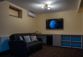 Pensiunea Gabriel has rooms with a private hot tub