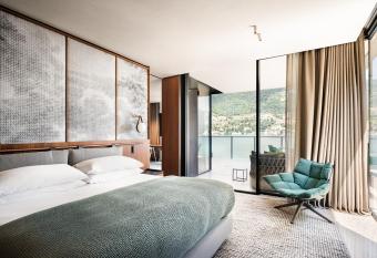 Il Sereno Lago di Como has rooms with a private hot tub