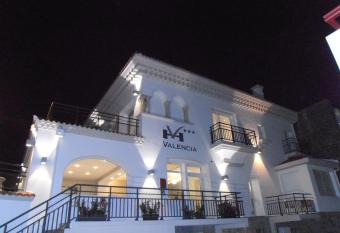 H  tel Valencia has rooms with a private hot tub