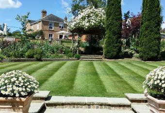 Rookwood Farmhouse B&B has Balcony rooms